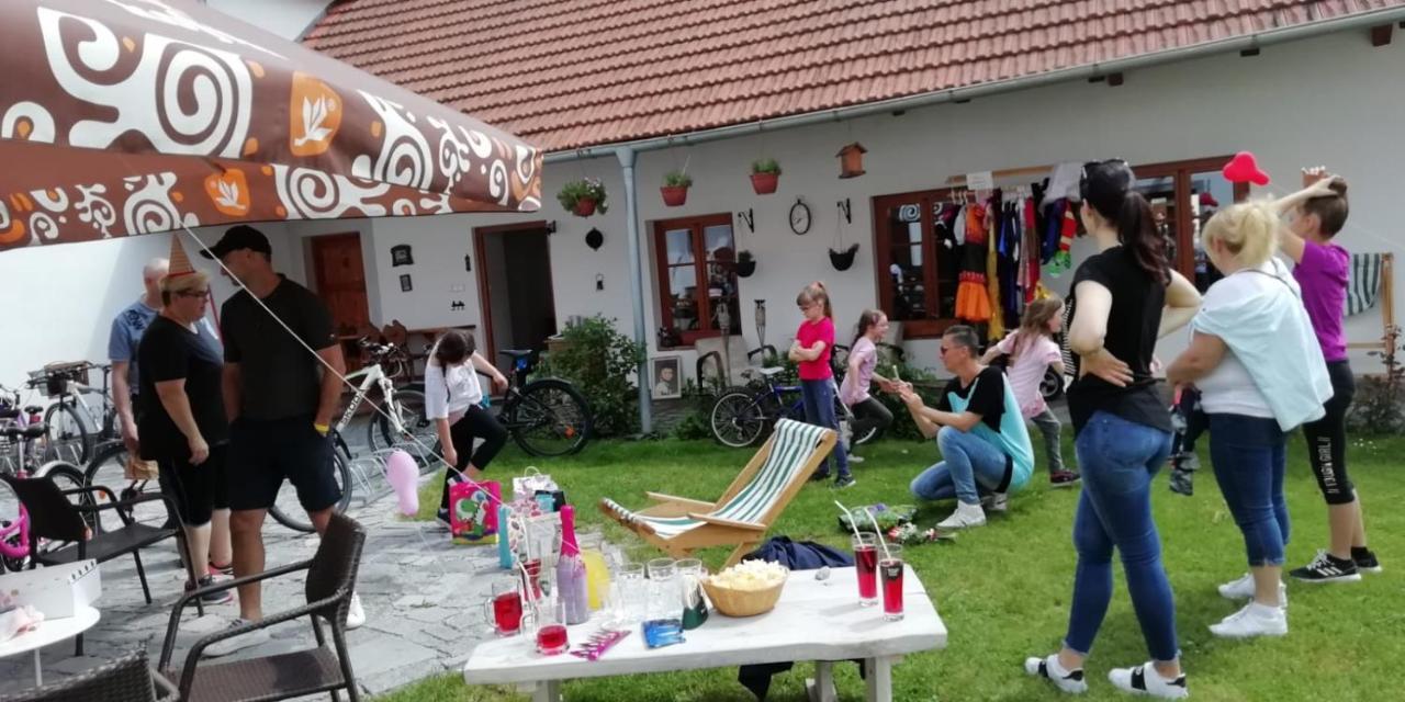 Penzion A Hospoda Na Statku Hluboká nad Vltavou Buitenkant foto